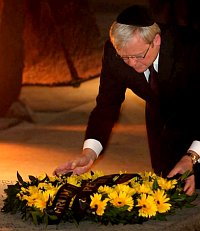 kevin-rudd-yad-vashem-sunflowers-2011-01-13_1626.jpg